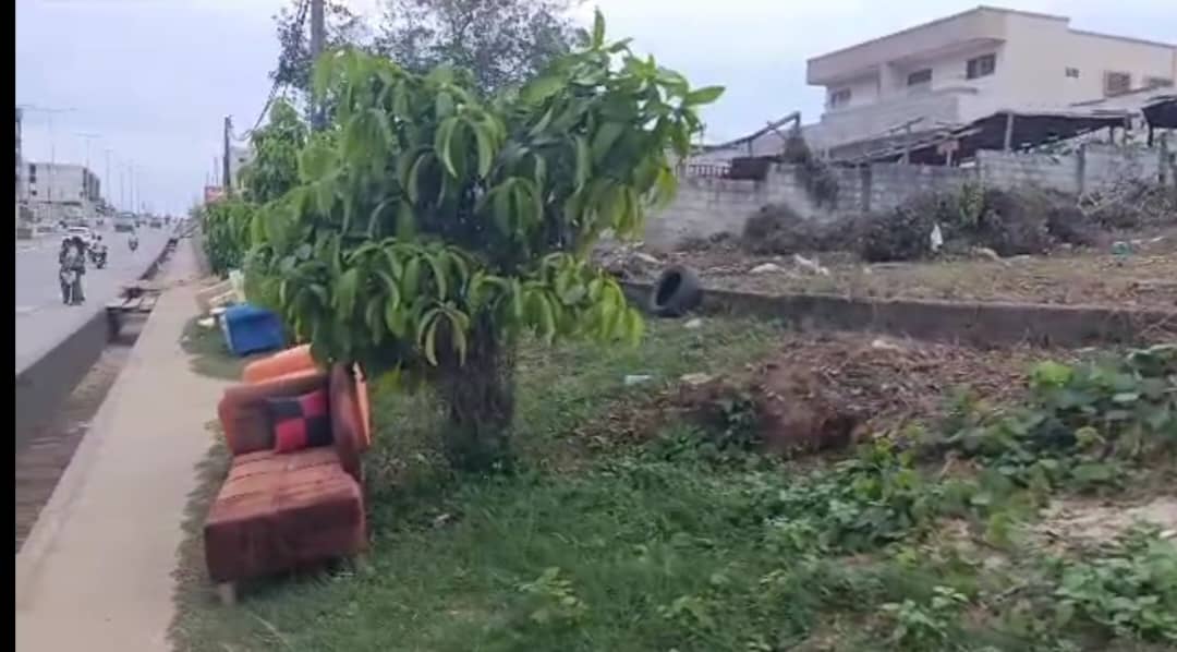 Location d'un Terrain commercial au CHU D'ANGRE 