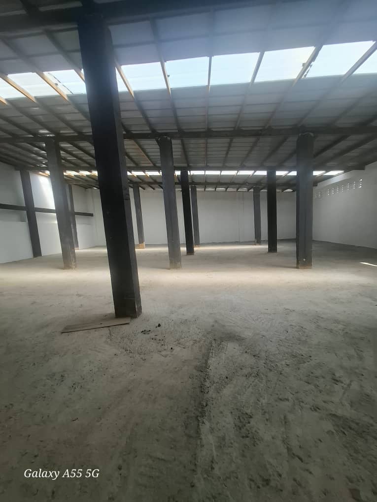 Location d'une Entrepôts a la Riviera Bonoumin 