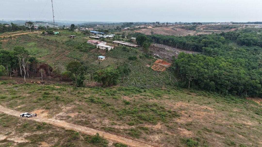 Terrain En bordure de la nouvelle autoroute d'assini 